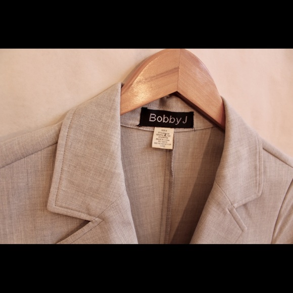 Pale gray suit jacket with satin accents - Picture 5 of 6